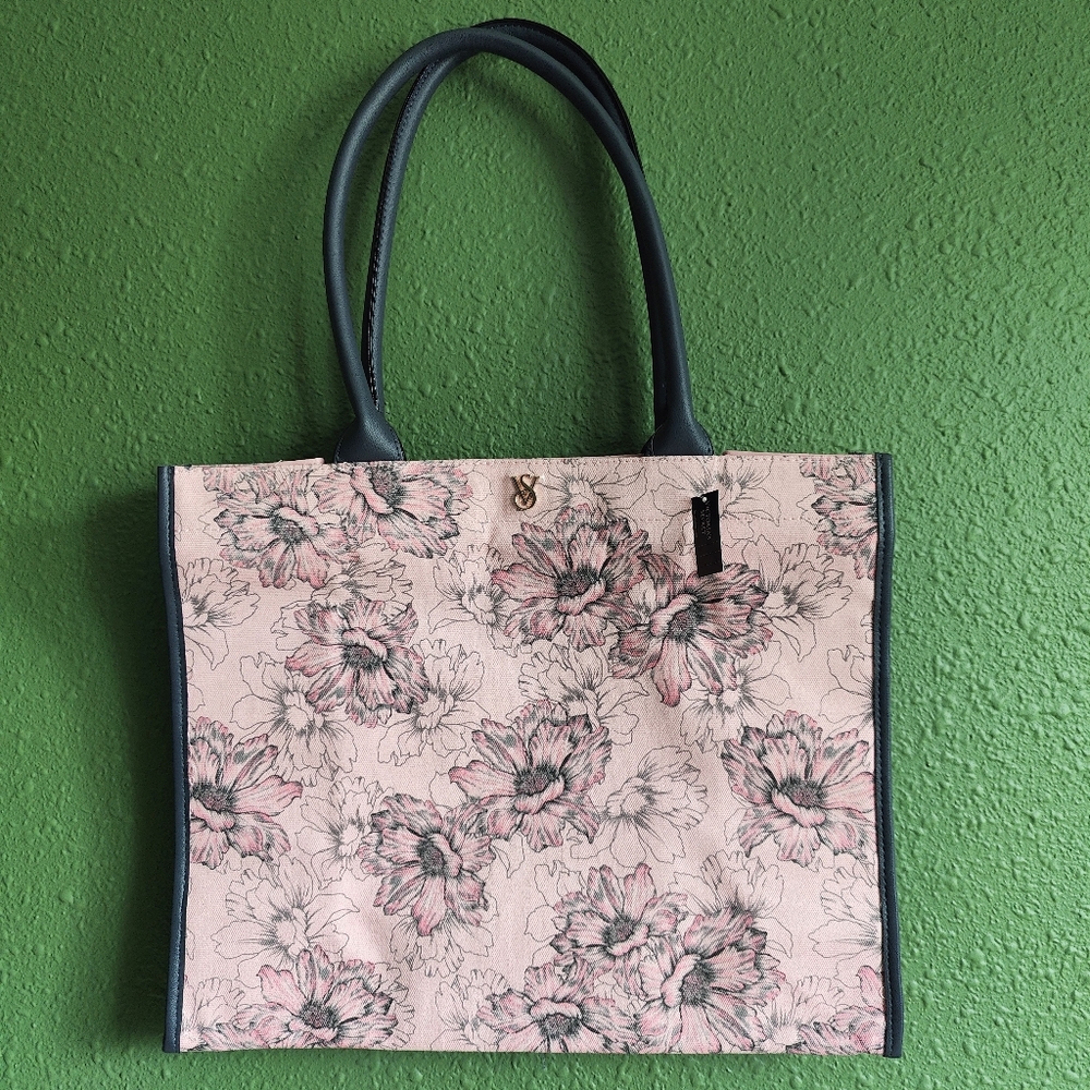 NWT VICTORIA'S SECRET FLORAL TOTE IN PINK FLORAL